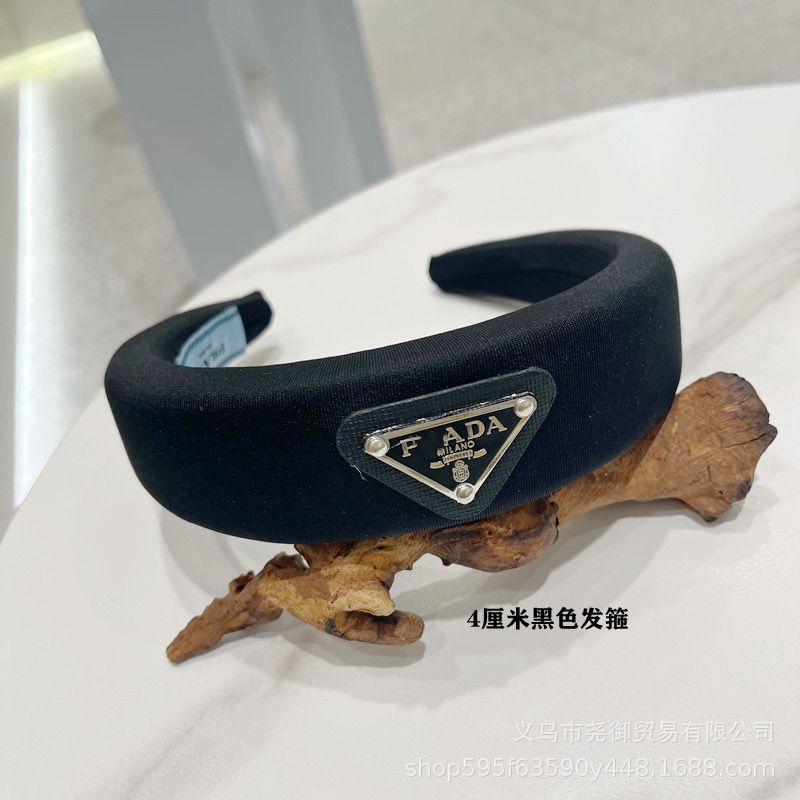 Wholesale New  Triangle Metal Label Thin Edge Sponge Headband Black Satin  Headband