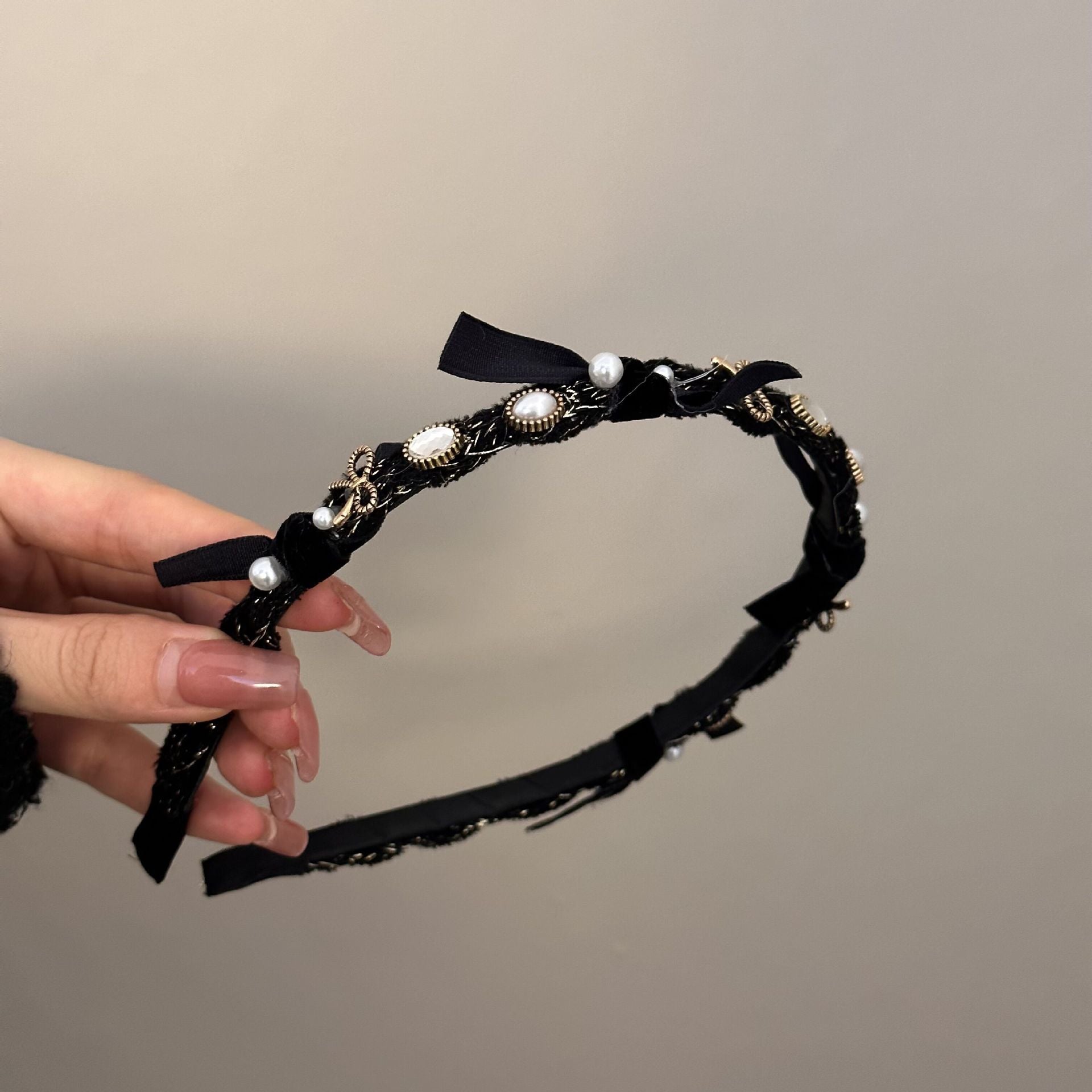 Wholesale Small fragrance style pearl headband French retro black headband