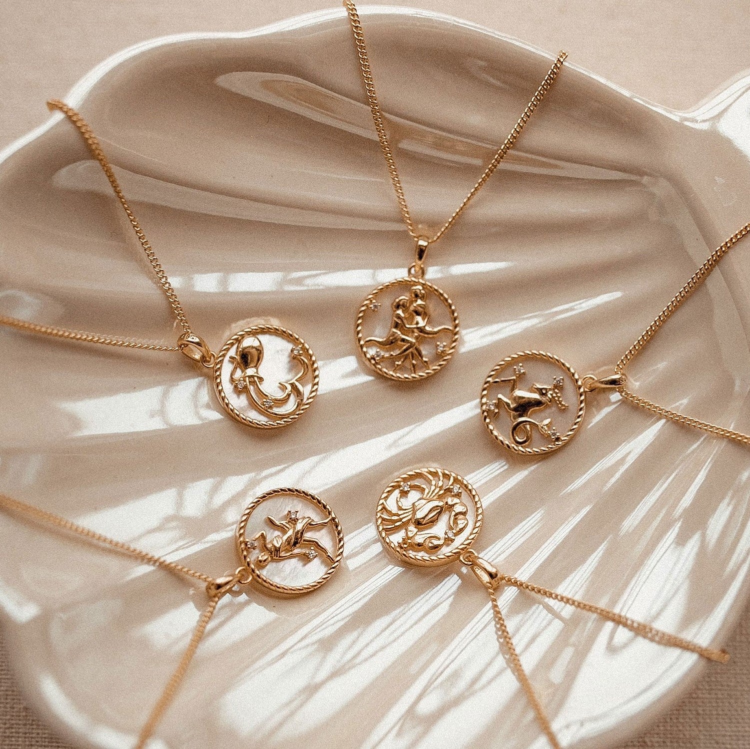 Wholesale Stylish 12 Zodiac Signs Coin Pendant Necklace Stainless Steel Gold Plated Fashion Accessory