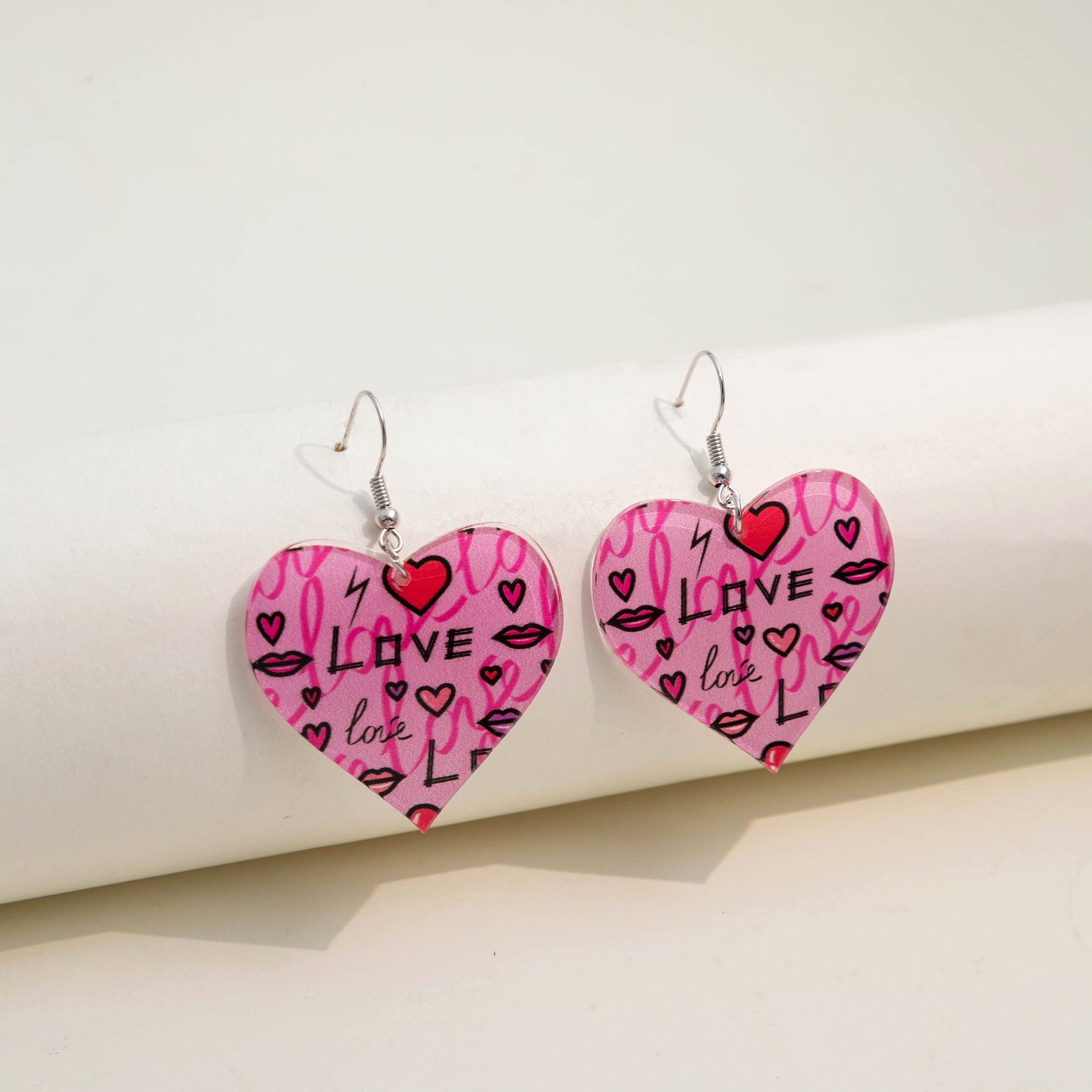 卸売バレンタインデーLOVEレインボーアクリルイヤリング