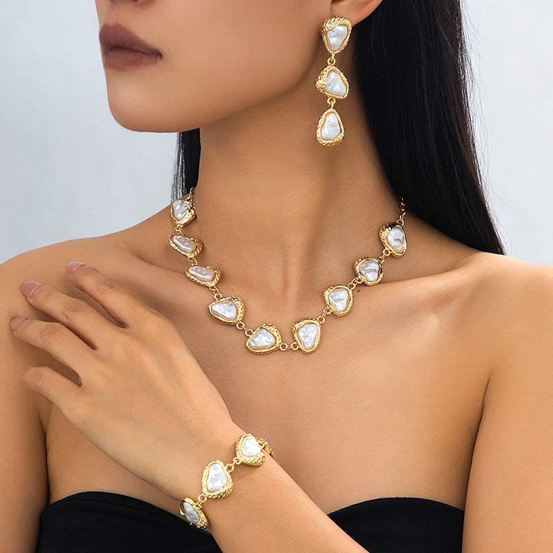 Wholesale Retro Geometric Pearl Women S Jewelry Set Alloy Electroplated Necklace Bracelet Earrings Fashion Accessory Gift