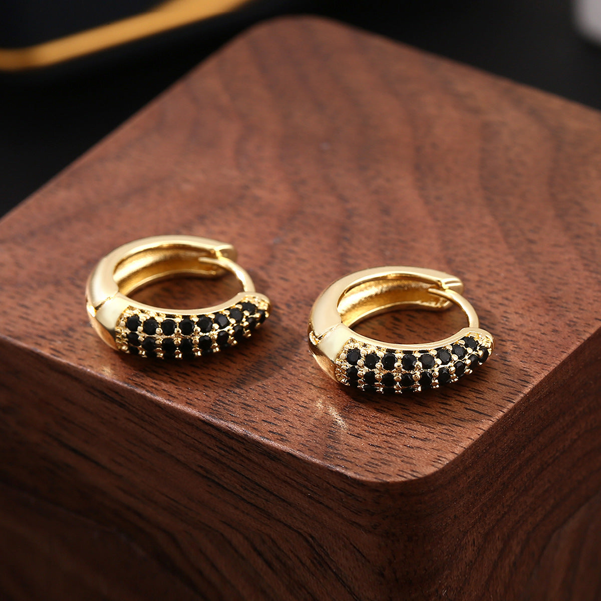 Wholesale  jewelry luxury temperament copper inlaid zirconium geometric oval ear buckle trend hip hop earrings