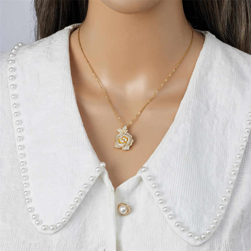 Wholesale women' s flower pendant niche design clavicle chain