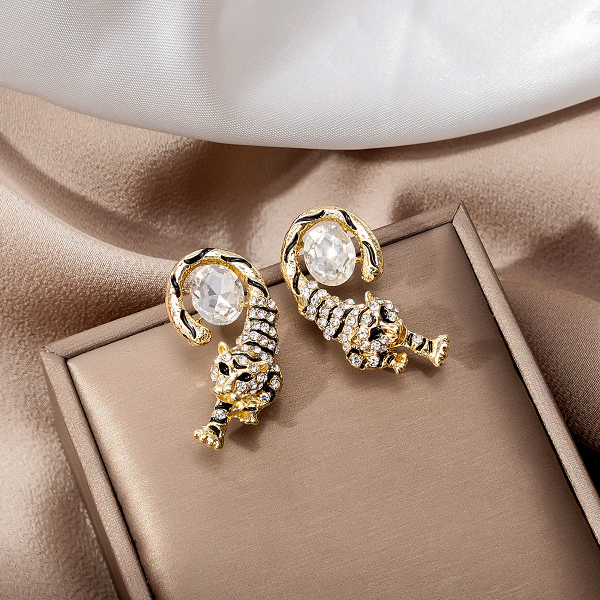 Wholesale ins personality retro French flower heart earrings