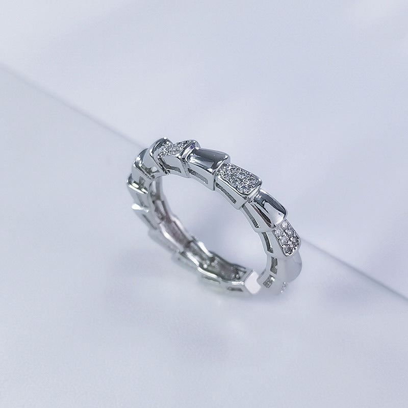 Wholesale Electroplated full diamond V shaped snake bone ring open ring