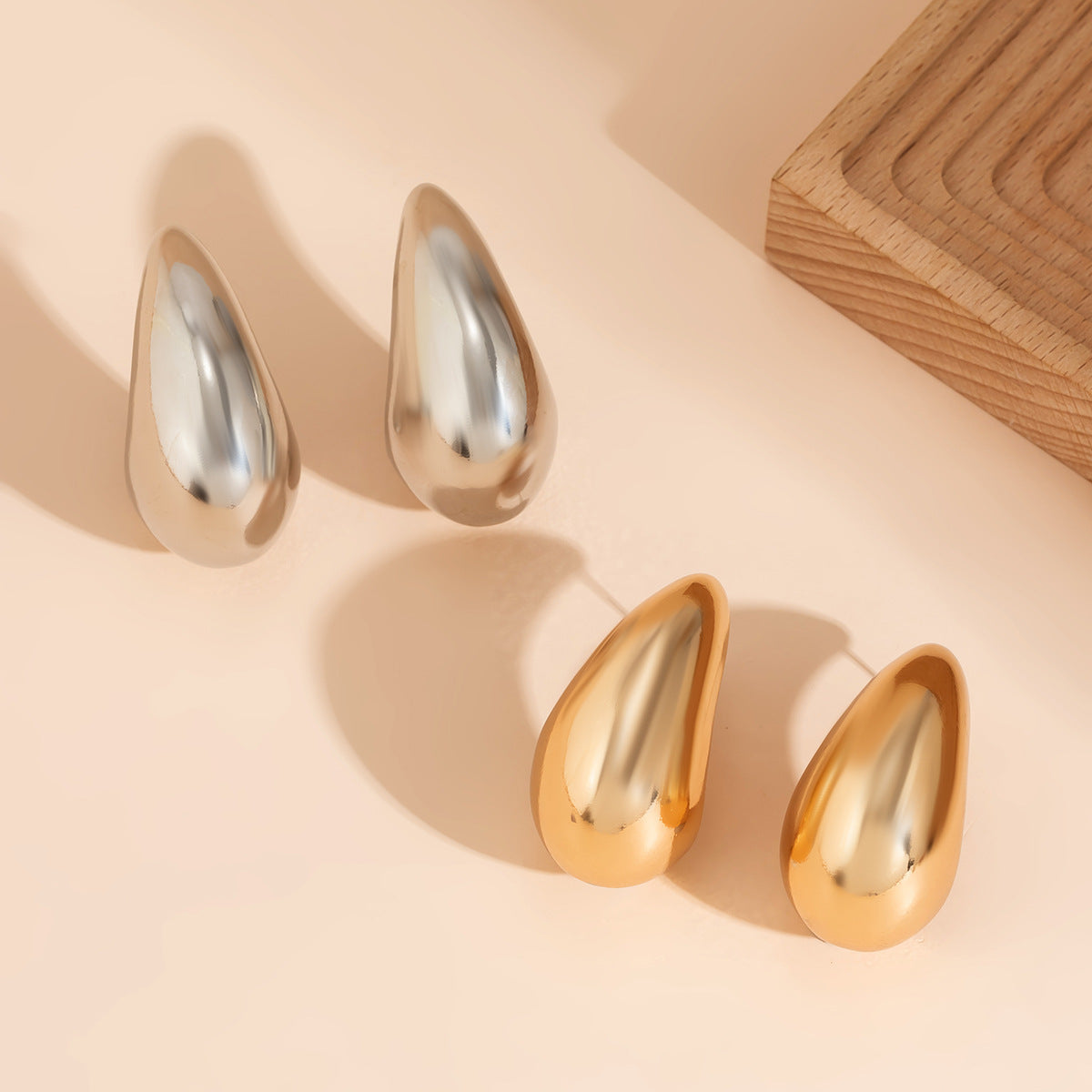 Wholesale Vintage Comma Teardrop Glossy Alloy Earrings