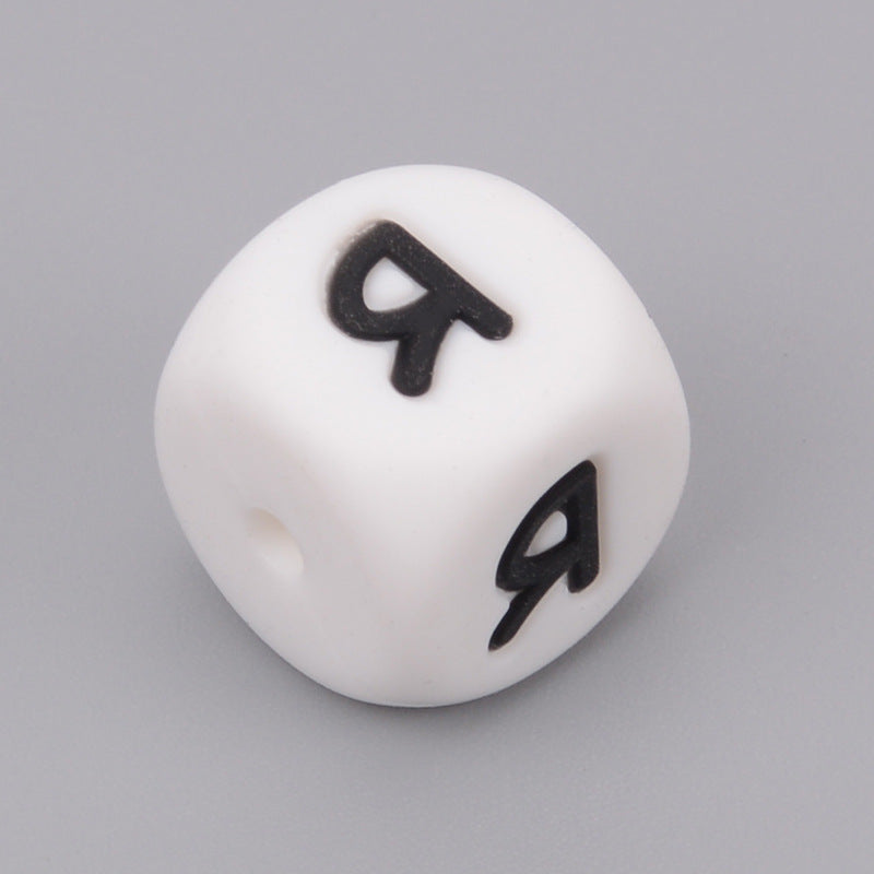 Letras rusas de silicona de 50 piezas al por mayor cuentas dispersas