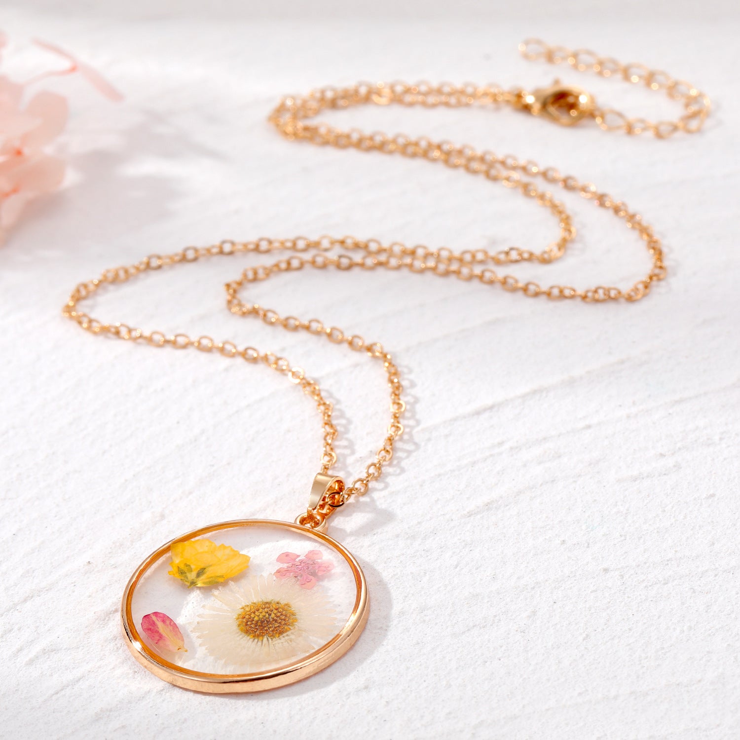 Wholesale Bohemian natural dried flower polygonal epoxy pendant necklace