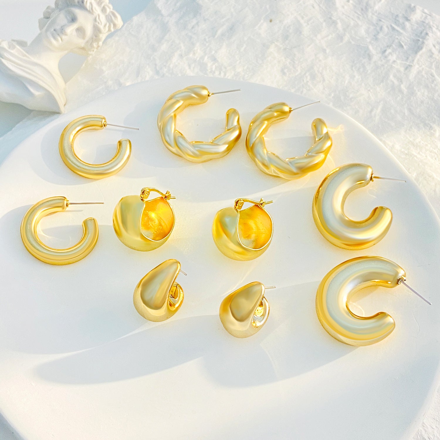 Wholesale high-grade hollow earrings women's French fashion gold-plated light luxury temperament plain ring earrings women