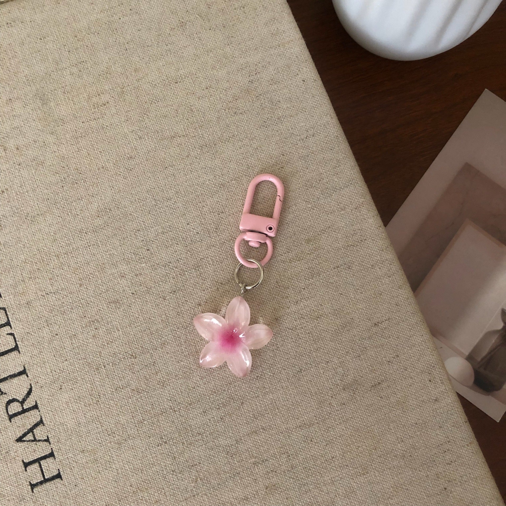 Wholesale Colorful transparent small flower keychain