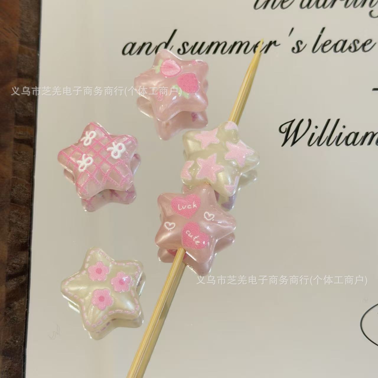 Wholesale 10pcs embossed jelly strawberry pentagram acrylic beads