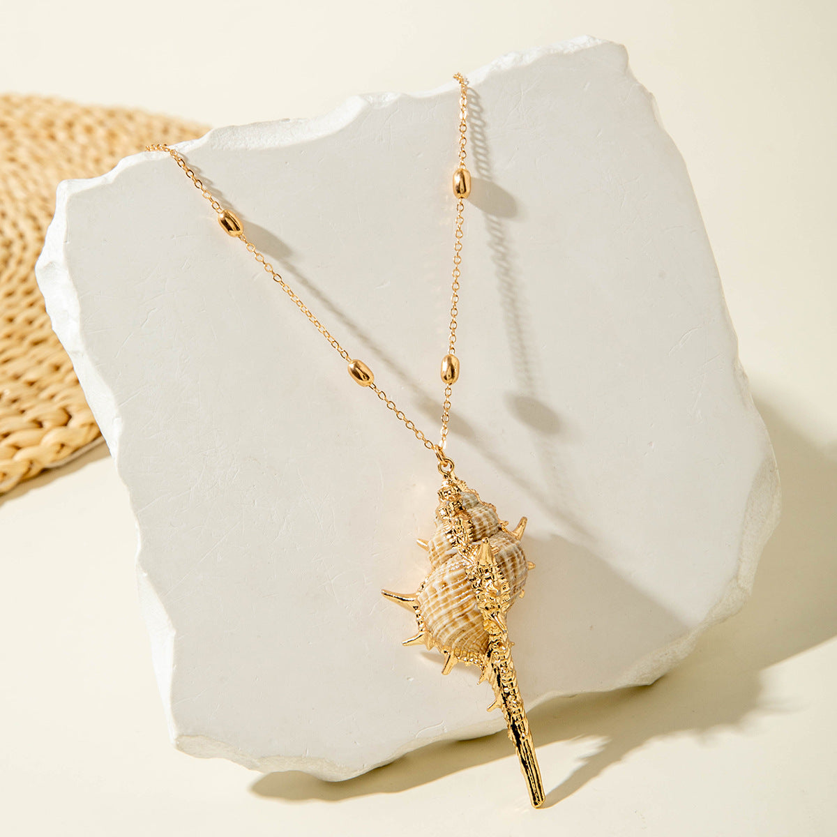 Wholesale Bohemian style gold-rimmed summer ocean conch shell necklace