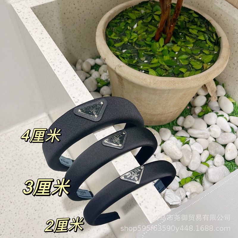 Wholesale New  Triangle Metal Label Thin Edge Sponge Headband Black Satin  Headband