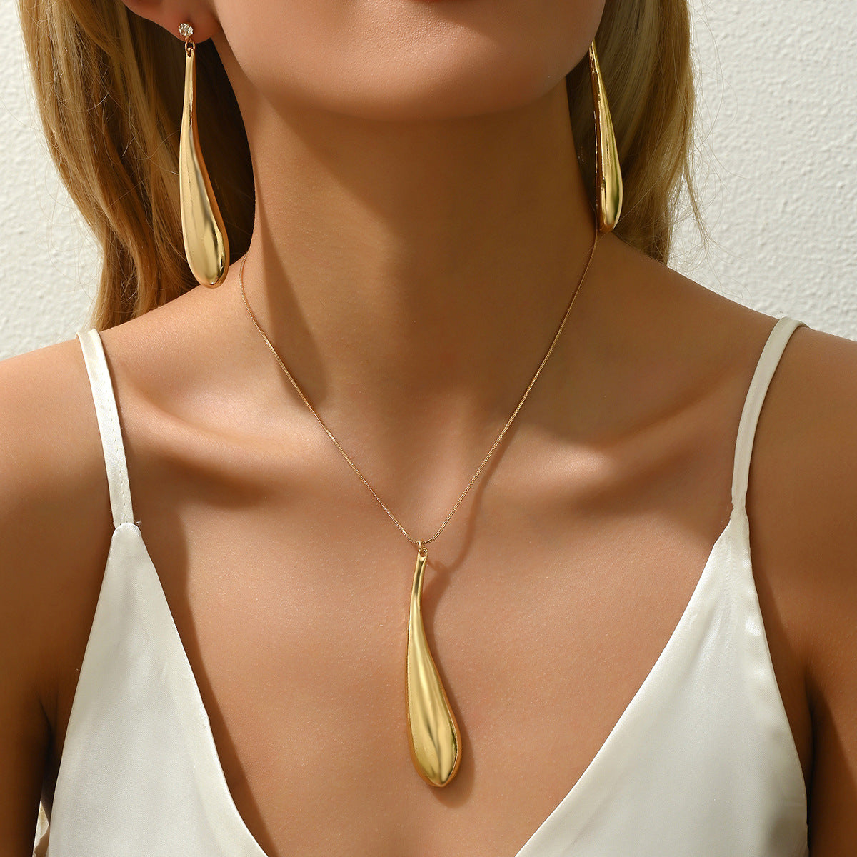 Wholesale Minimalist Water Droplet Niche Design Earrings Temperament Versatile Earrings and Necklace Set