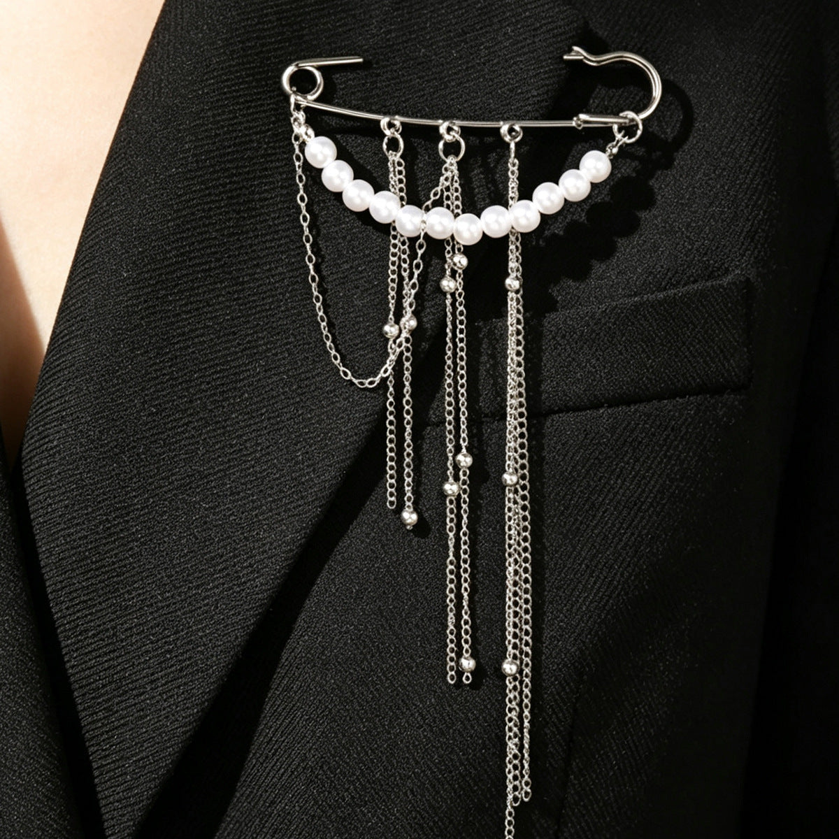 Wholesale Electroplated Alloy Heart Brooch Pin With Chain Tassel Unisex Punk Style Suit Coat Accessory