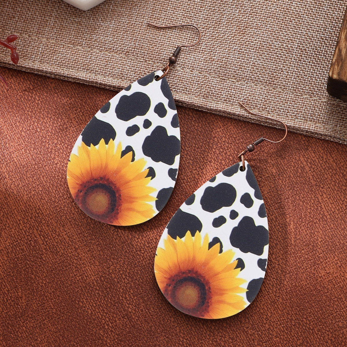 Pendientes de madera de vaca de girasol de forma de lágrima de lágrima al por mayor