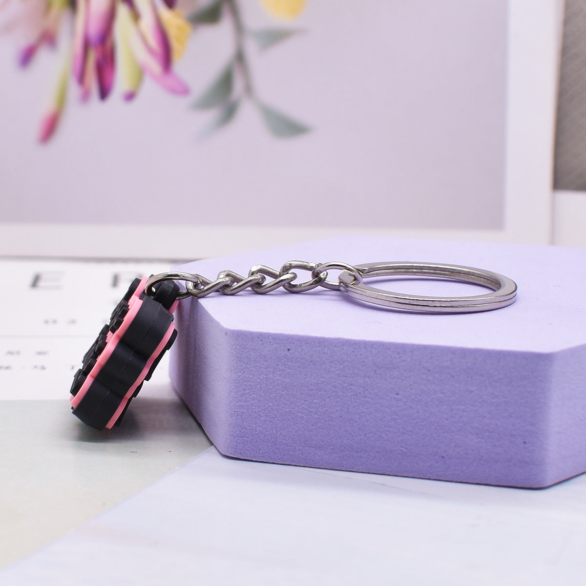 Wholesale Random 100pcs PVC Soft Rubber Focus Beads Zinc Alloy Keychains