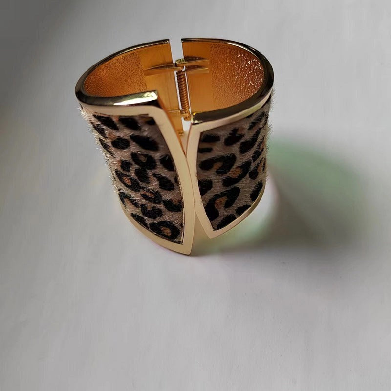 Wholesale Fashion Metal Exaggerated Punk Frosted Bracelet