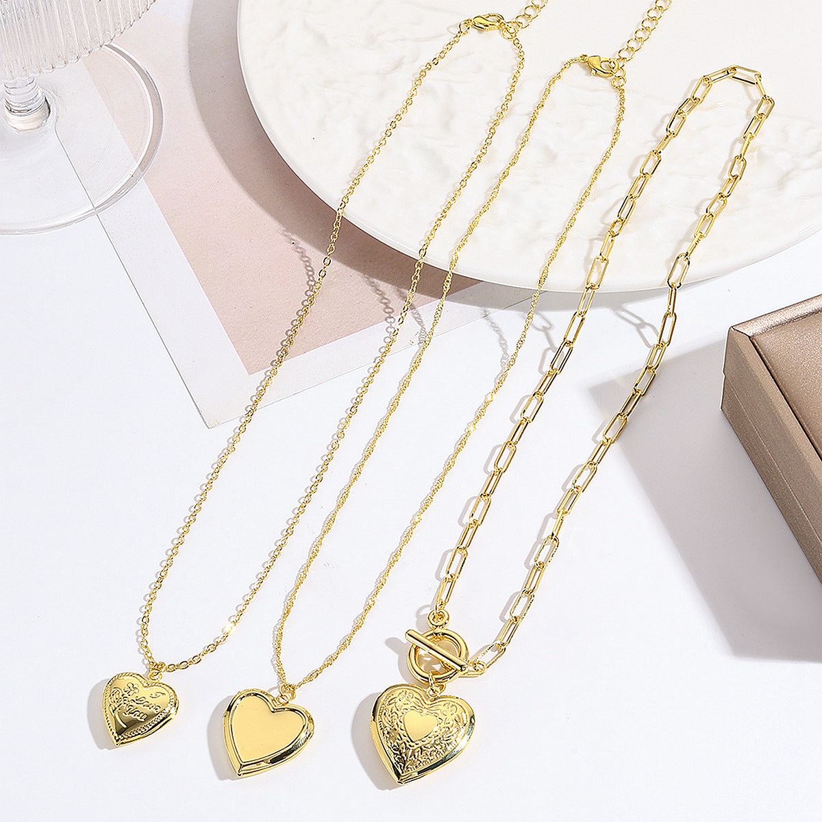 Wholesale Metal hollow heart pattern can open the love box necklace