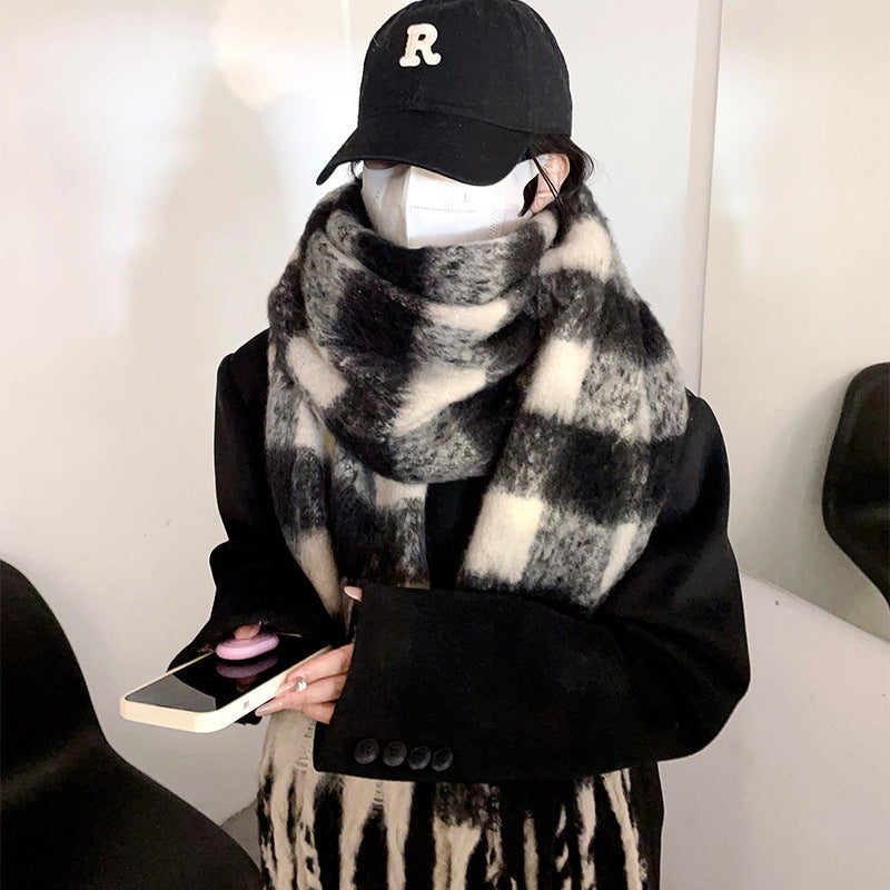 Wholesale Autumn and Winter Black and White Plaid Thickened Thermal Scarf