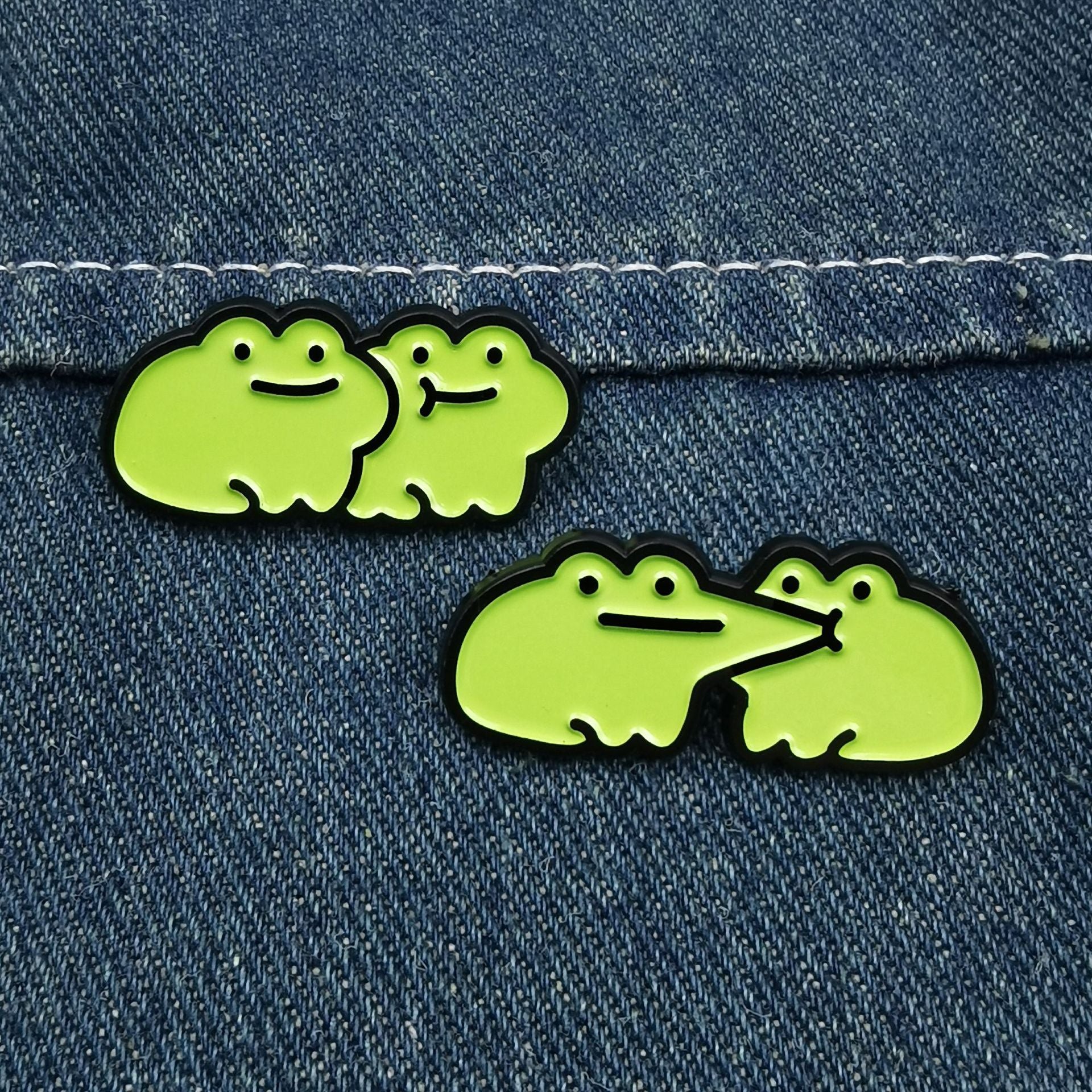 Wholesale Cute green paired frog cartoon animal brooch