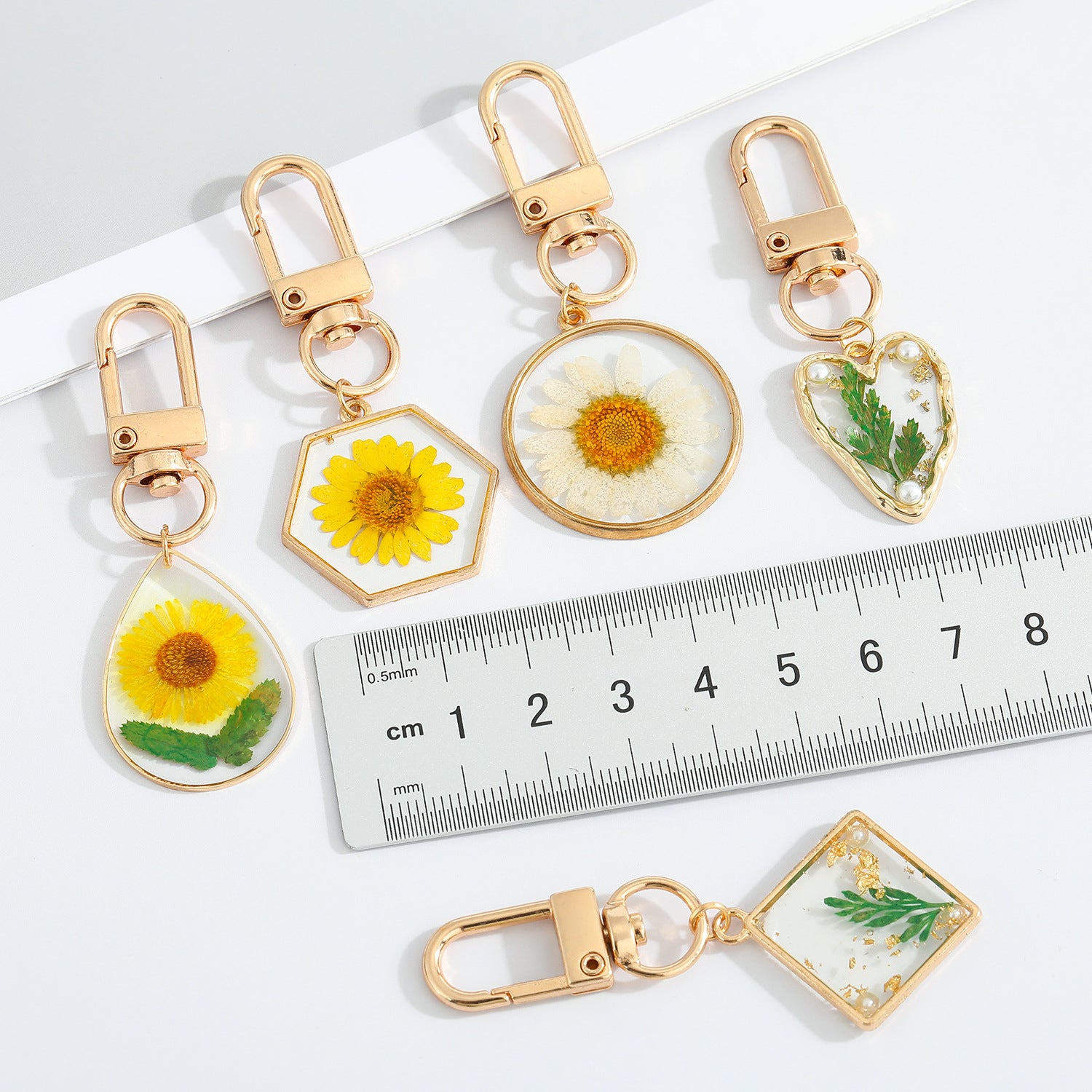 Wholesale 5pcs/pack Dried Flowers Natural Flowers Drip Oil Daisy Alloy Keychains