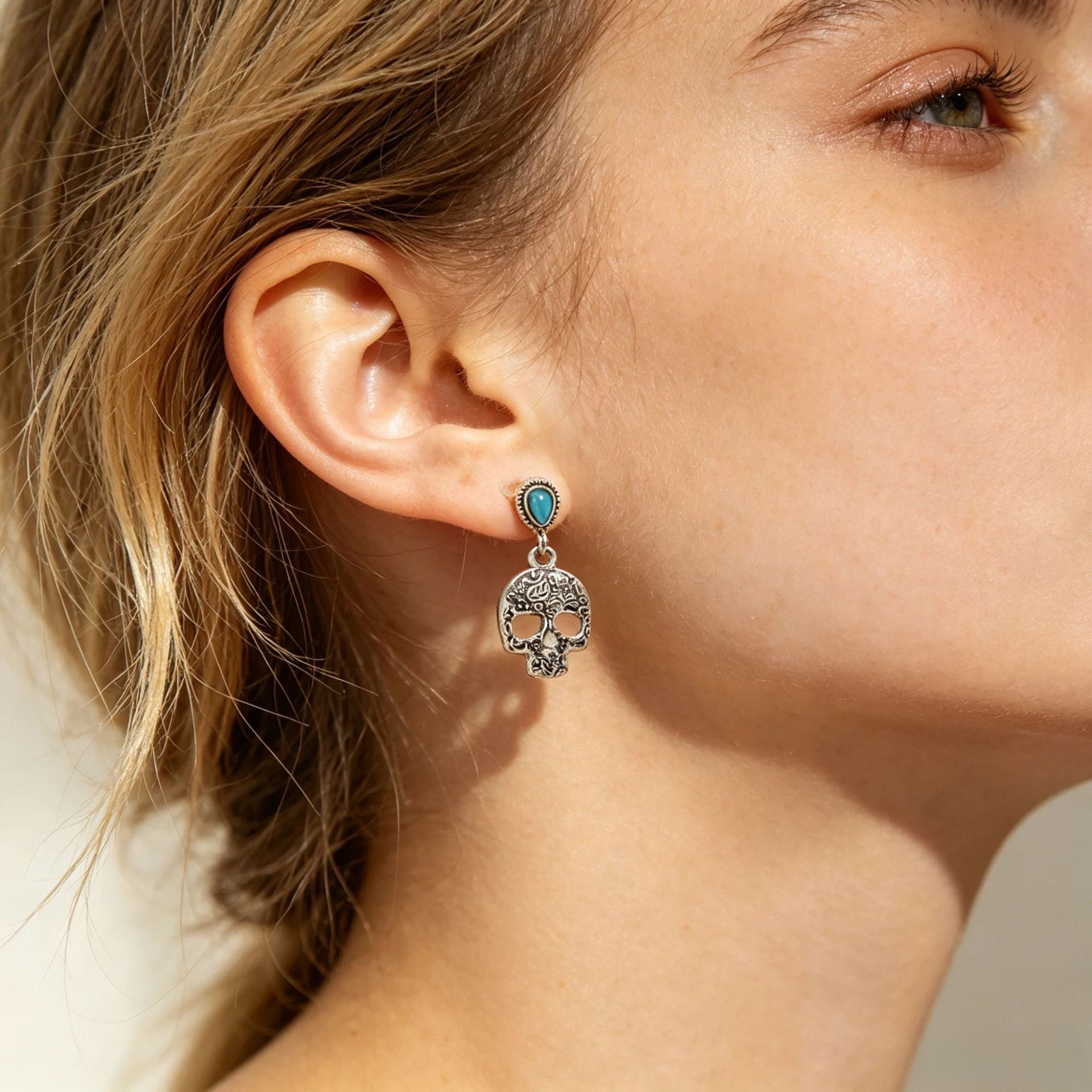 Wholesale  Vintage Carved Skull Earrings Imitation Turquoise Pendant Women S Fashion Jewelry Accessory Gift Resale