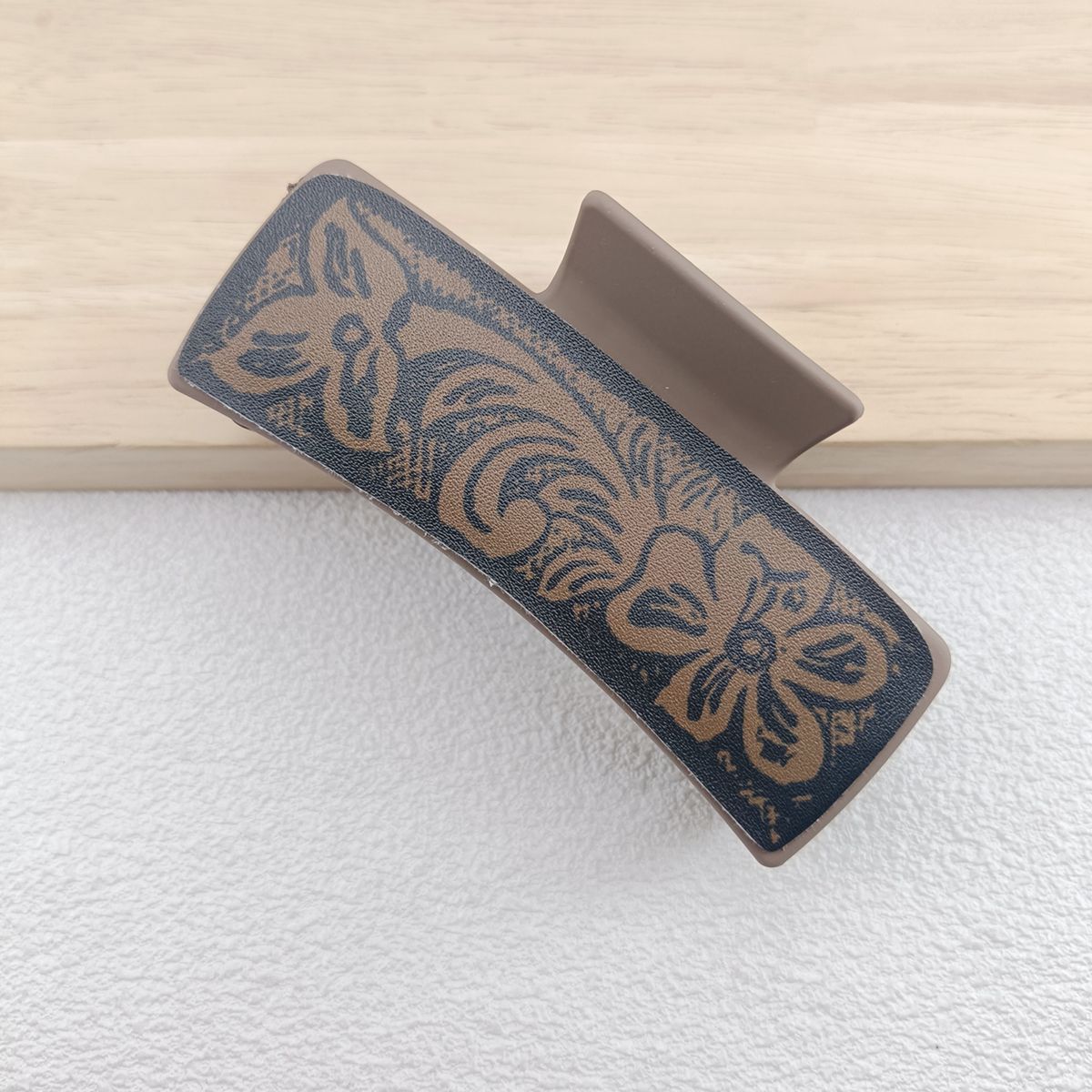 Wholesale PU Leather Shark Clip Retro Playing Cards Print Women S Fashion Hair Accessory