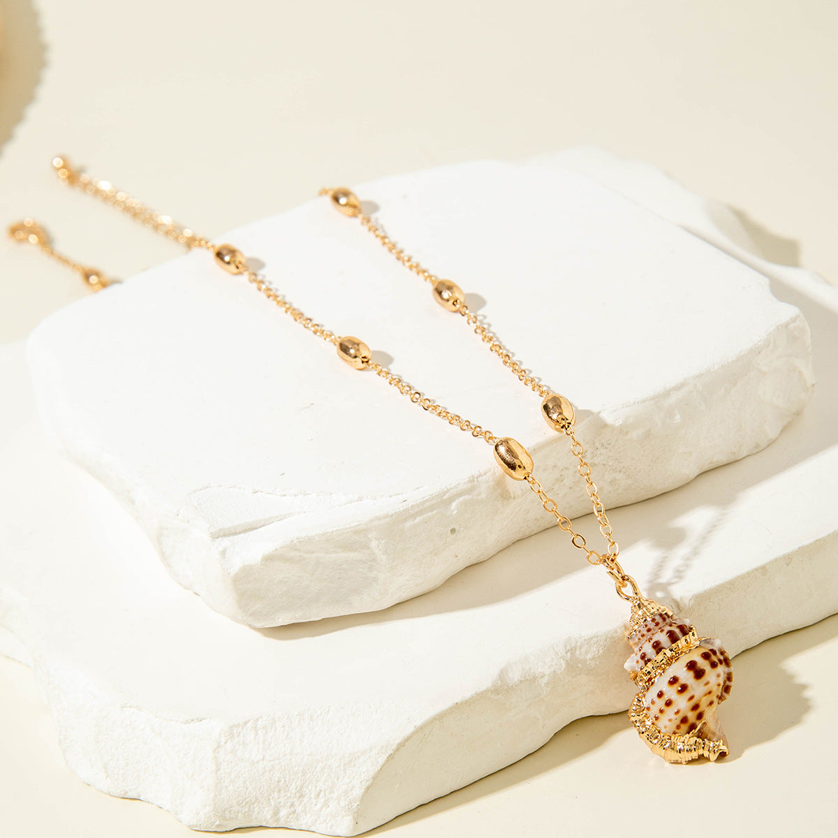 Wholesale Bohemian style gold-rimmed summer ocean conch shell necklace