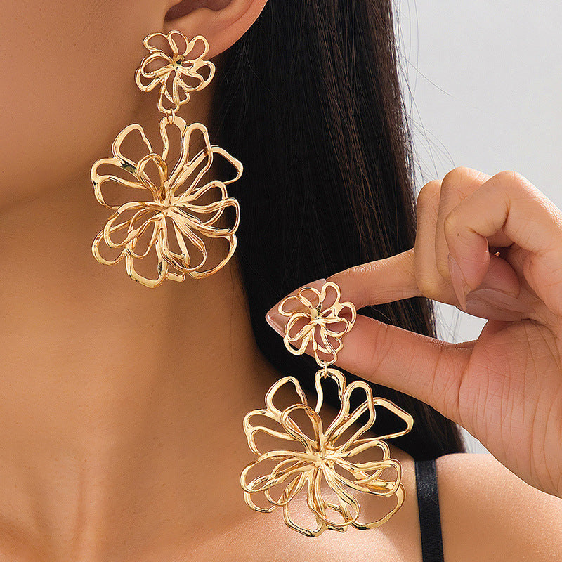 Wholesale Fashion Gold Hollow Flower Brooch Pin Retro Coat Accessory For Women