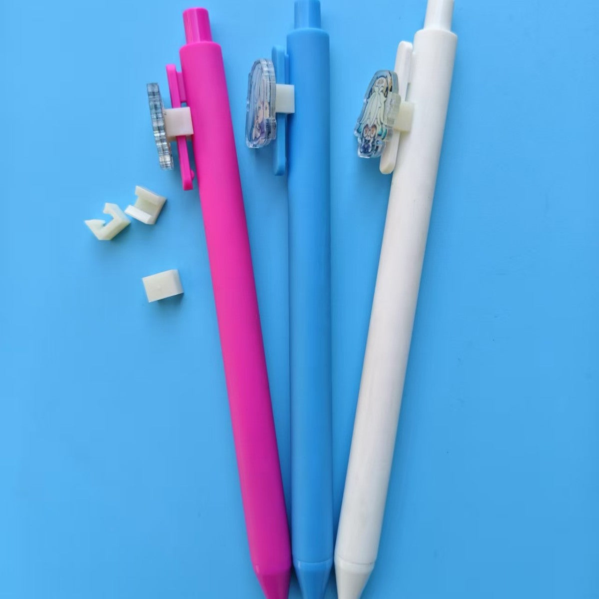 Wholesale 500pcs Decorative Anime Cartoon Pen Clip Accessory For Ballpoint Pens Anti Lost Design Plastic Clip Fashion Resale