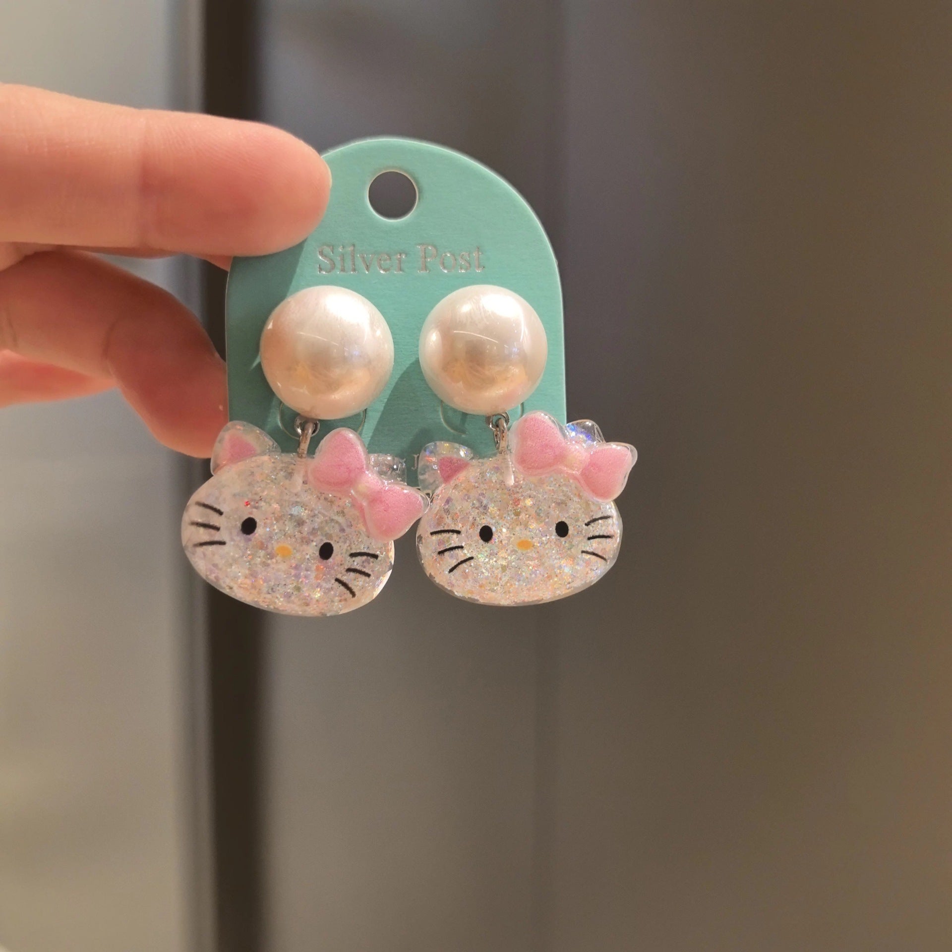 Wholesale Pearl sequined cat earrings
