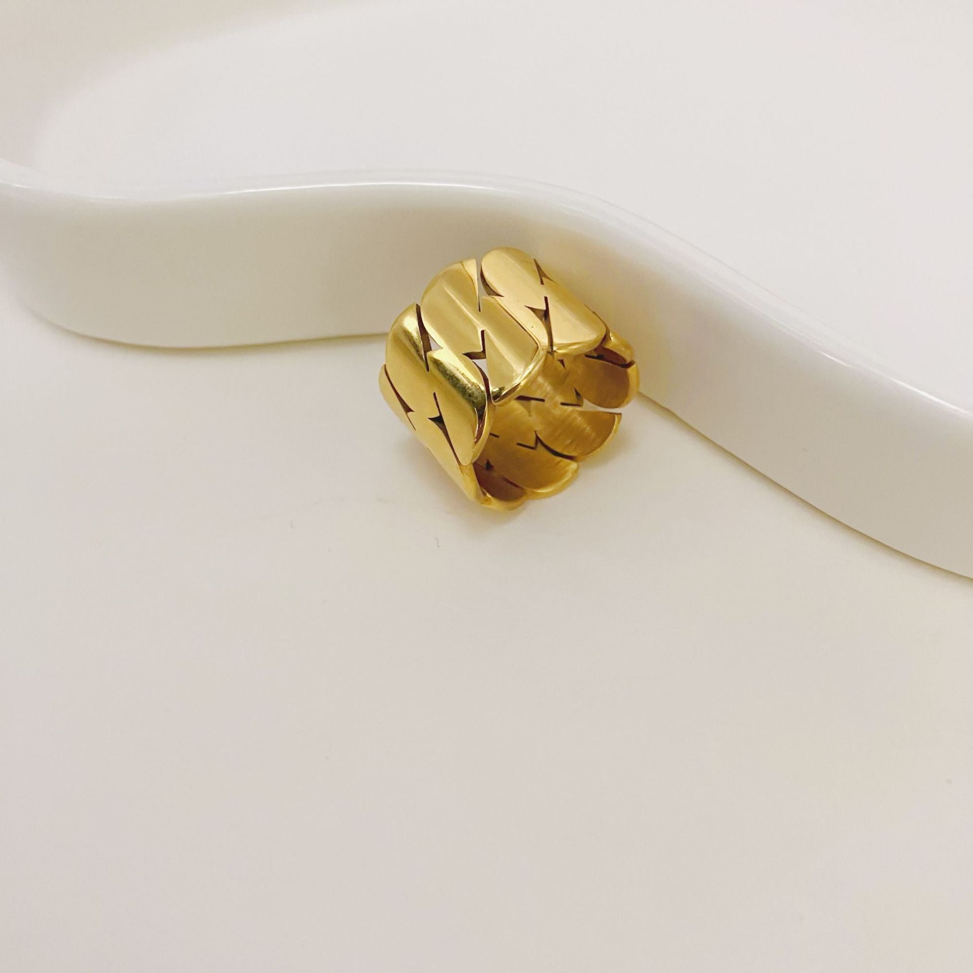 Recubrimiento de oro de anillo geométrico de acero inoxidable al por mayor