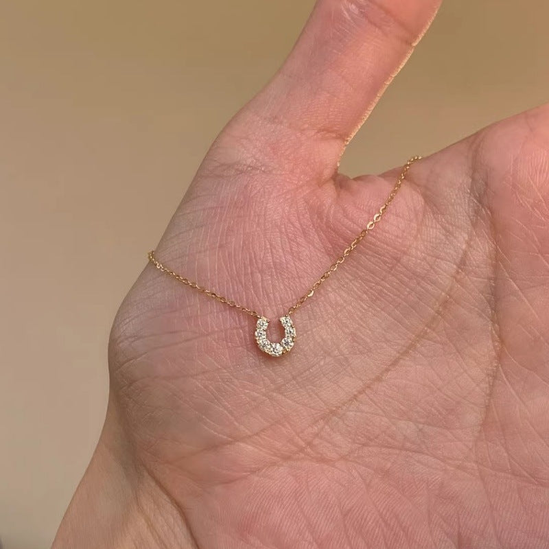 Wholesale U-shaped horseshoe buckle pendant necklace minimalist style