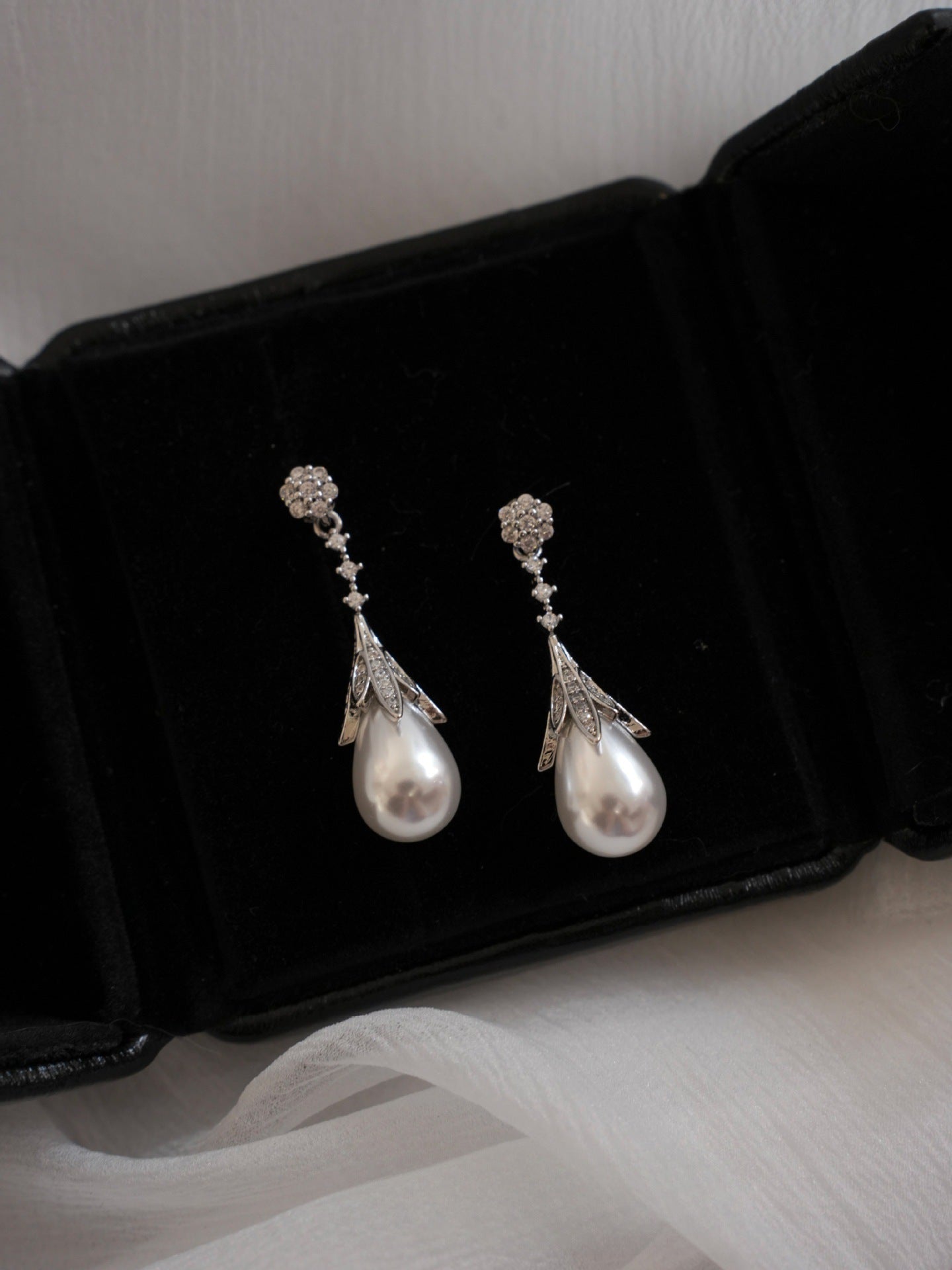 Wholesale classic Retro Luxury Water Drop Pearl Earrings  Ear Clips
