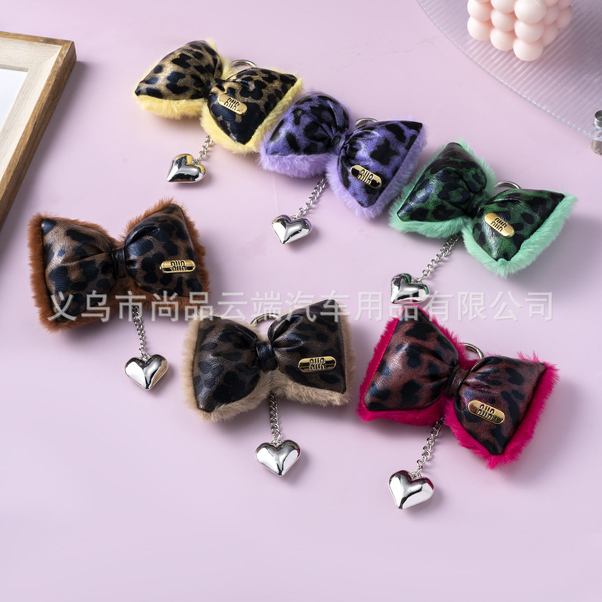 Wholesale ins light luxury leopard leather cotton-filled bow heart keychain niche design hot girl sweet cool mobile phone chain