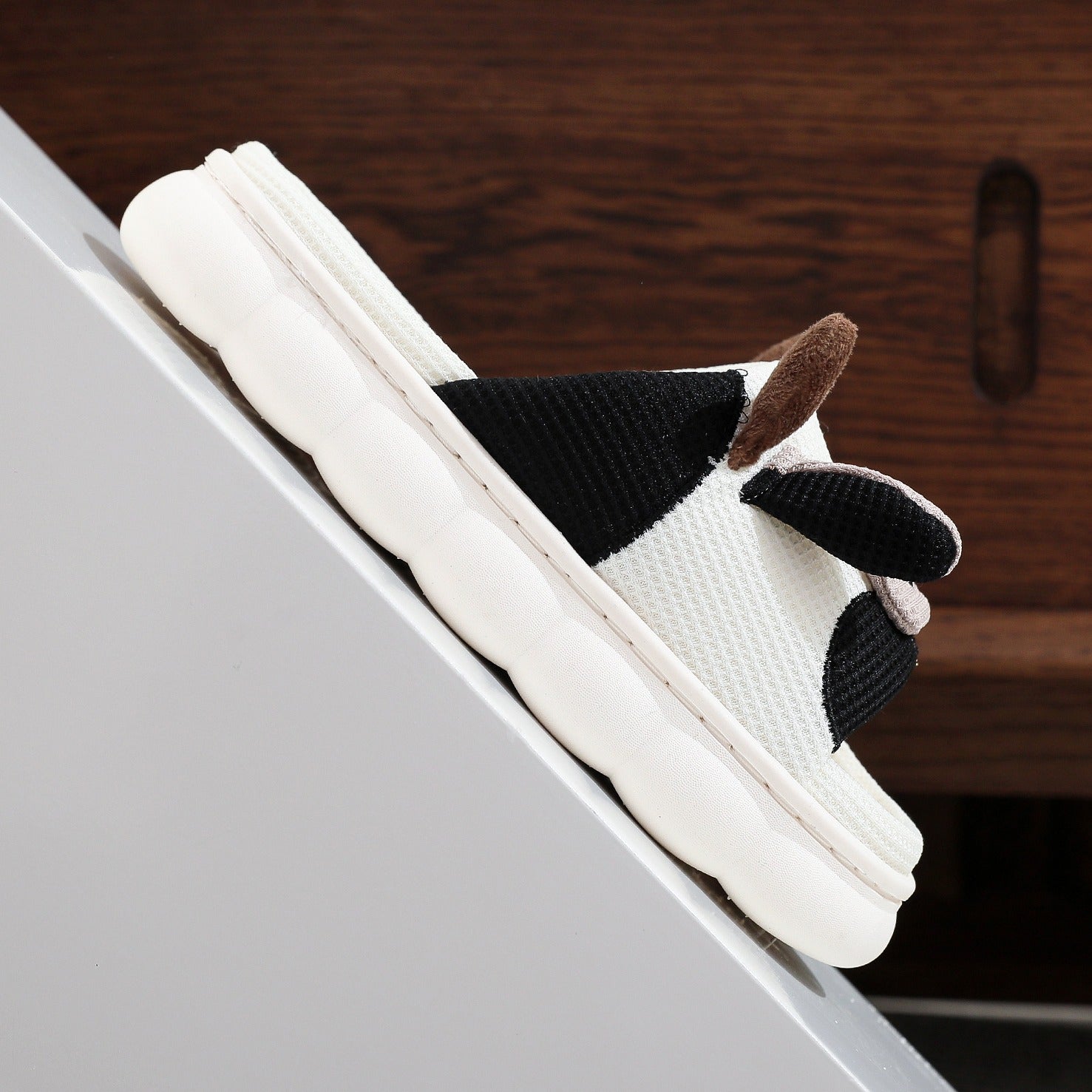 Wholesale Cow linen slippers home thick bottom