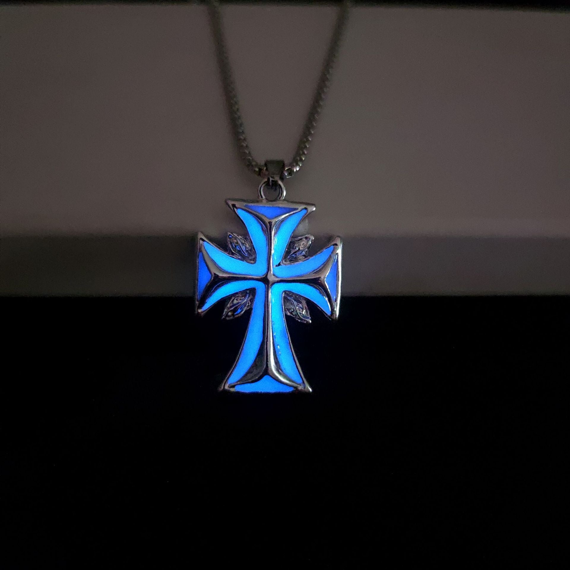 Wholesale Cool glow-in-the-dark cross necklace