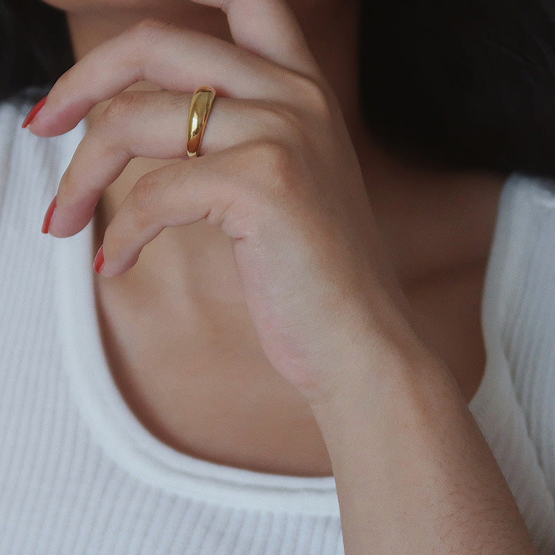 Wholesale Titanium steel gold-plated curved fashionable and shiny retro Ring