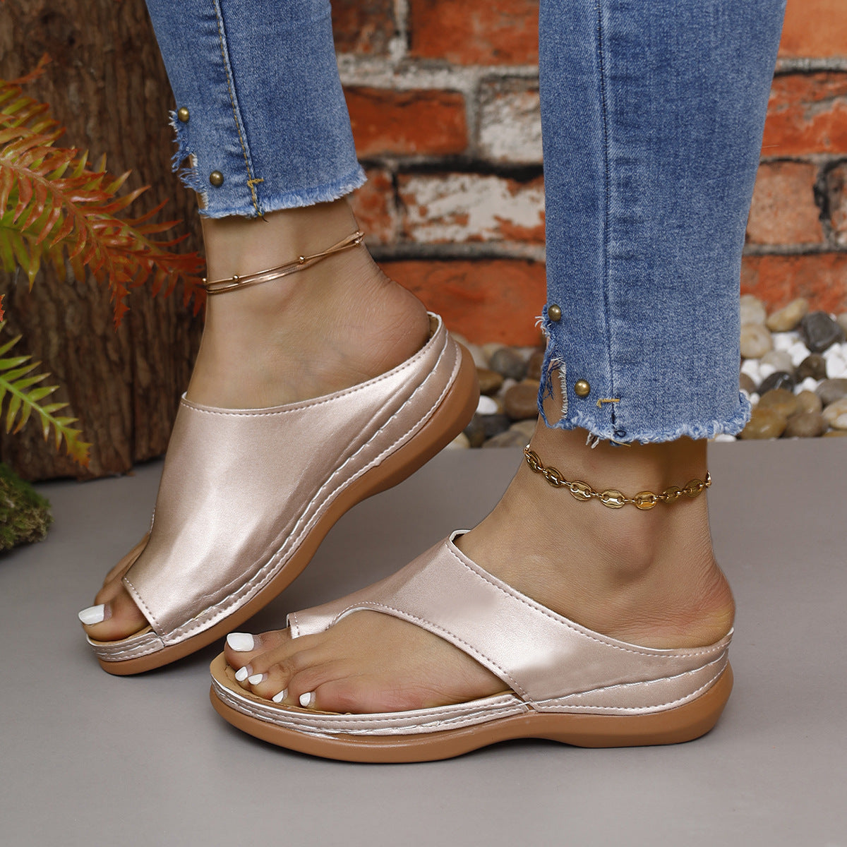 Wholesale Fold-toe Casual Outdoor Wedge-heeled Flat Beach Sandals