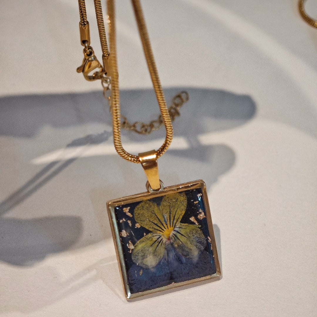 Wholesale Mysterious Black Gold Foil Dried Flower Necklace