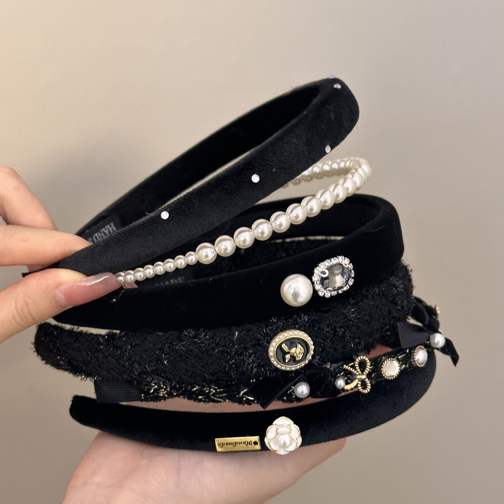 Wholesale Small fragrance style pearl headband French retro black headband