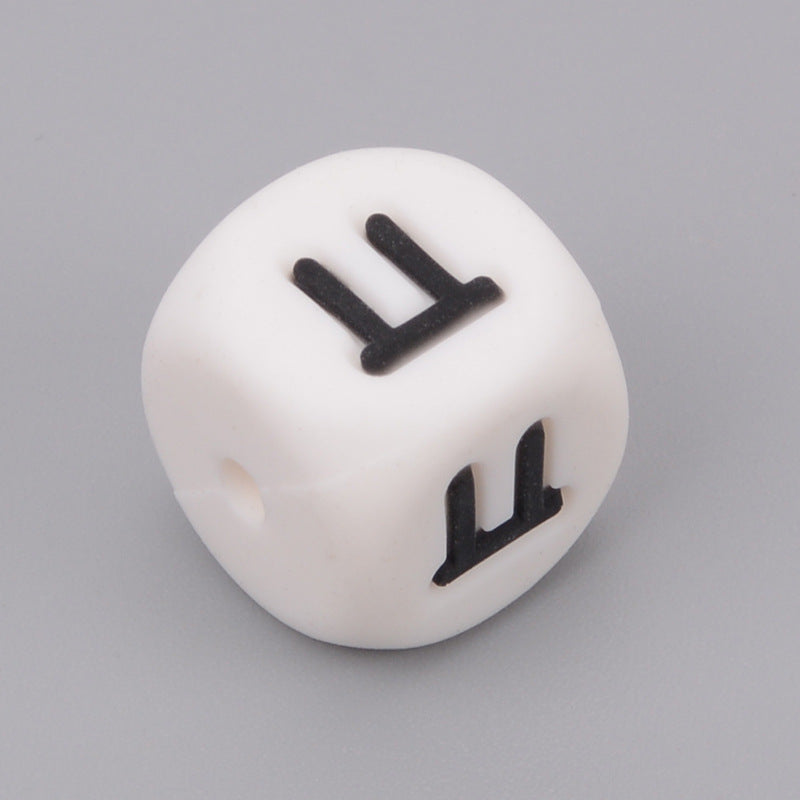 Letras rusas de silicona de 50 piezas al por mayor cuentas dispersas