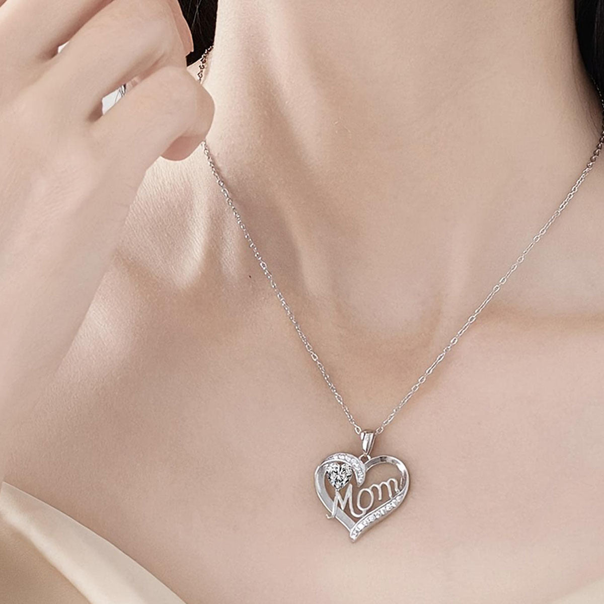 Wholesale Mother's Day gift heart-shaped letter ' MoM'  necklace jewelry