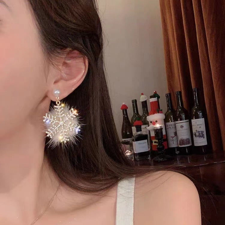 Wholesale Christmas non-pierced pearl exaggerated snowflake ear clips