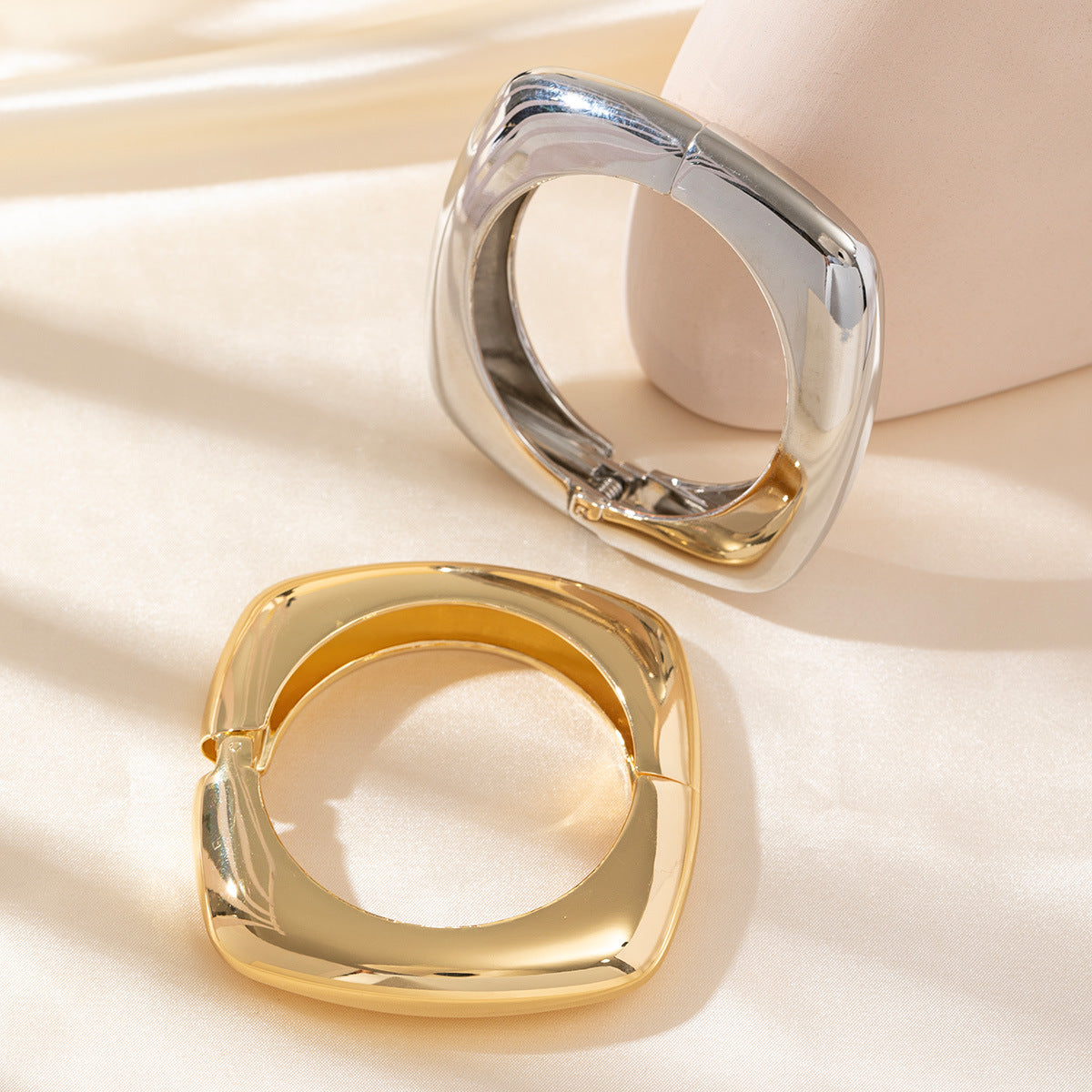 Wholesale Fashion Polished Alloy Retro Square Gold Open Bracelet