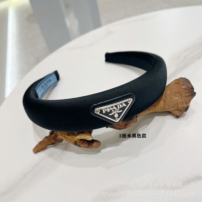 Wholesale New  Triangle Metal Label Thin Edge Sponge Headband Black Satin  Headband
