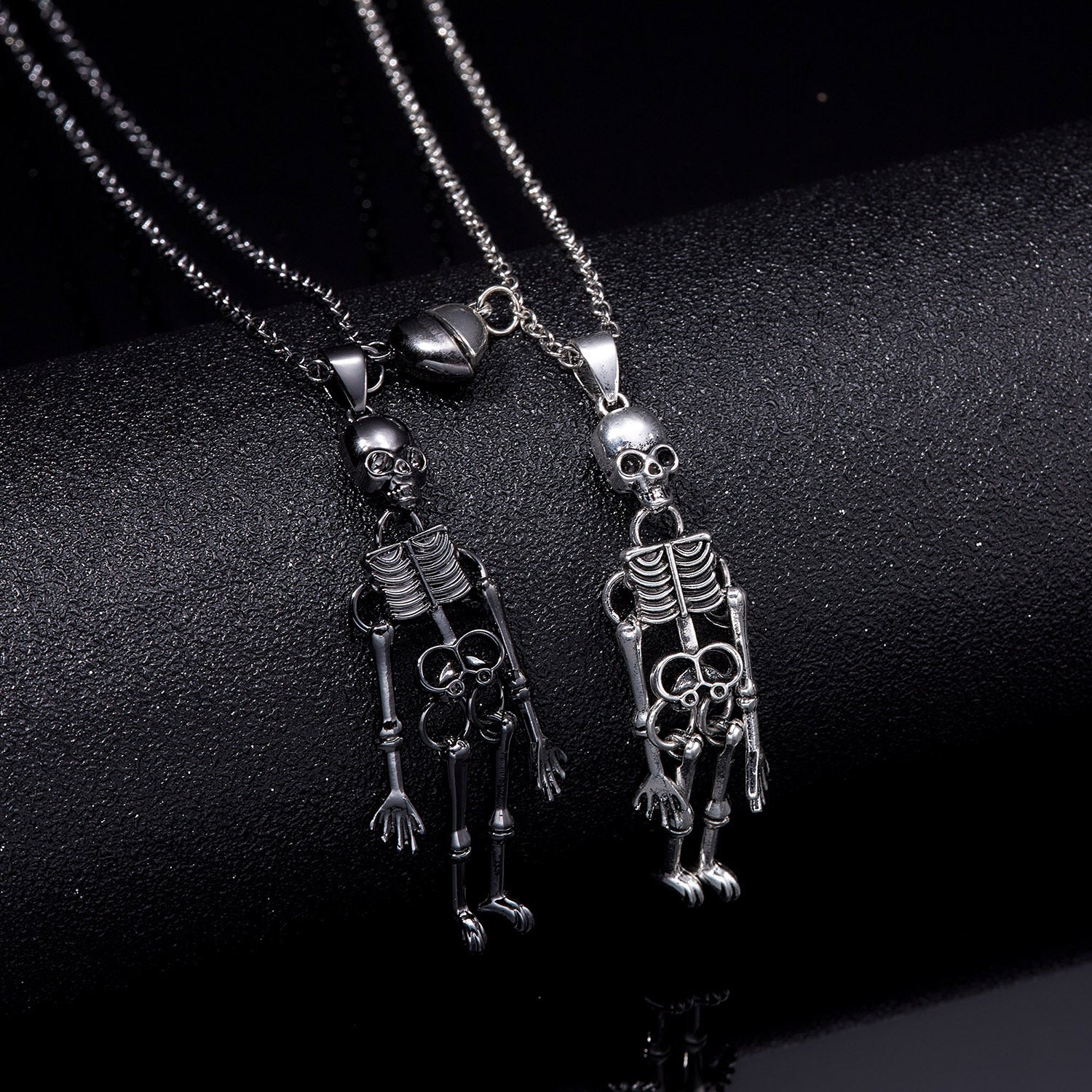 Wholesale Valentine' s Day Love Skeleton Ghost Magnet Hand in Hand Necklace