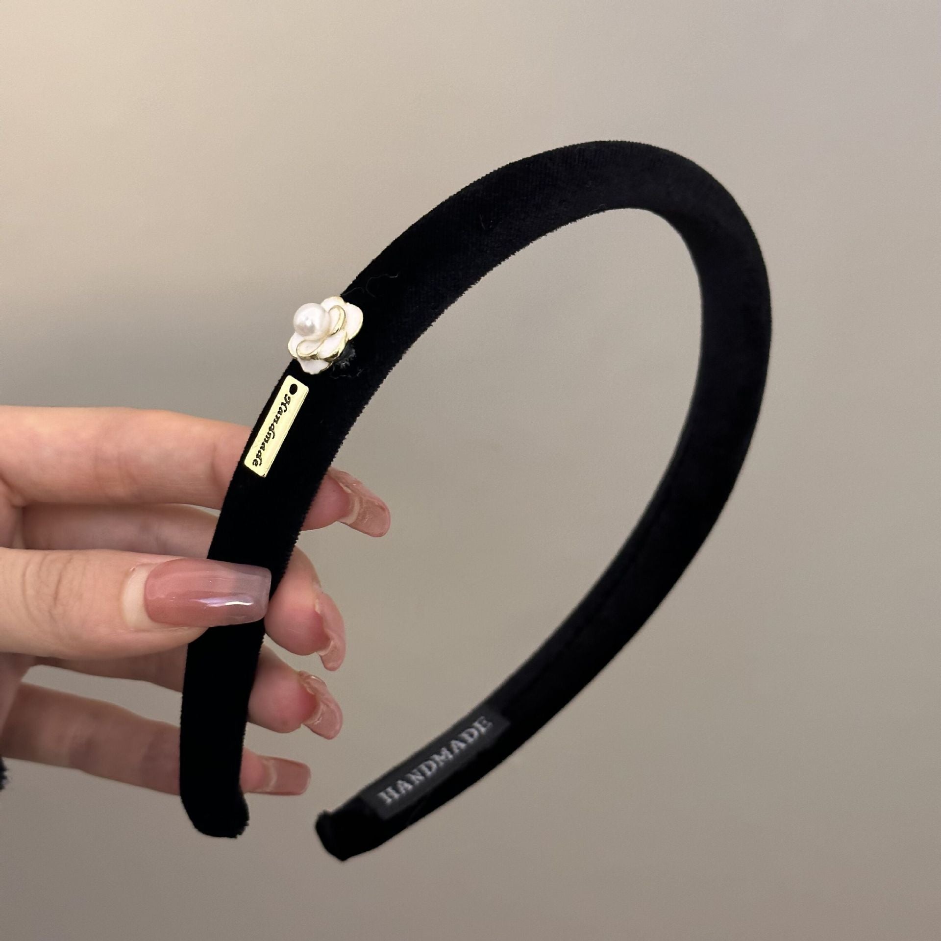 Wholesale Small fragrance style pearl headband French retro black headband