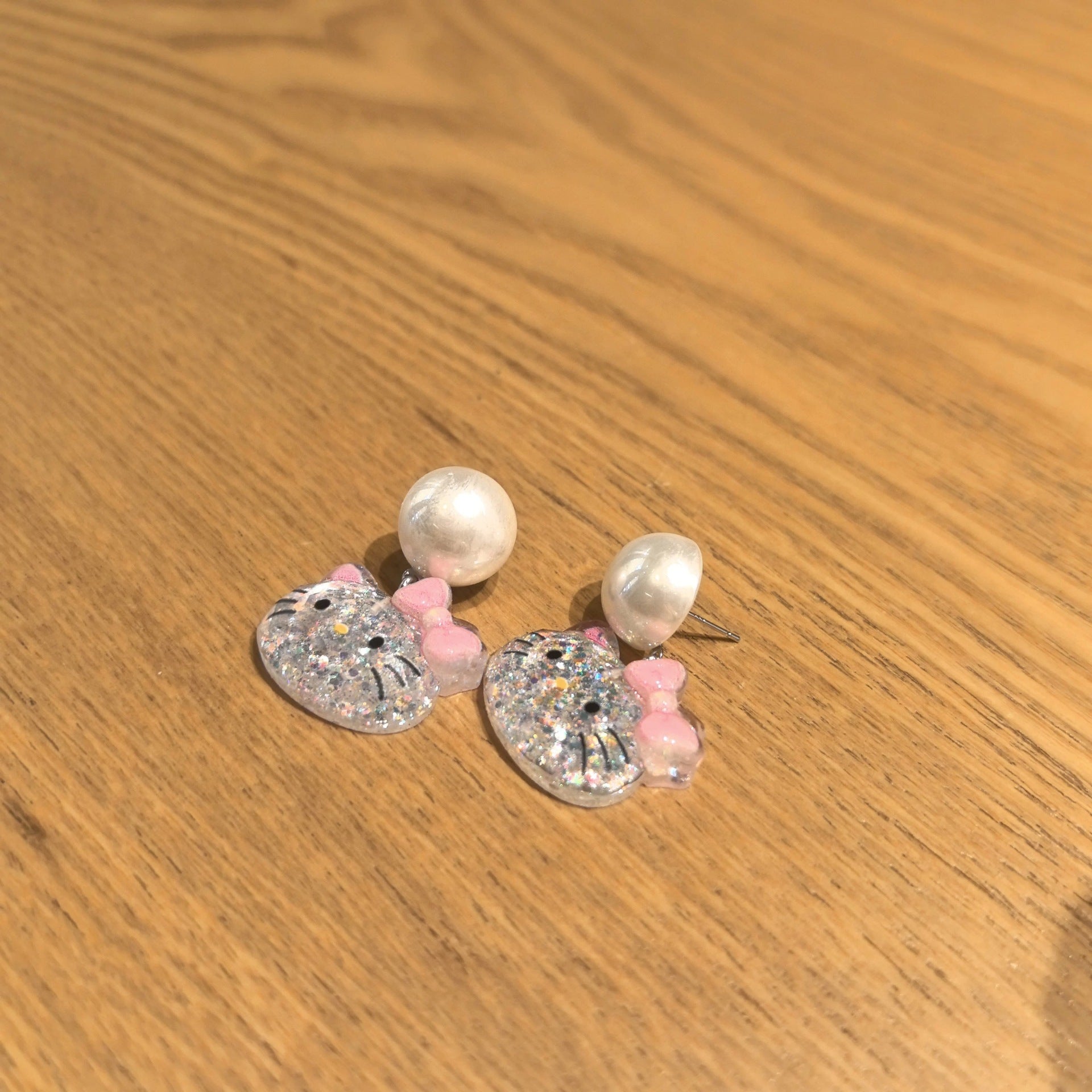 Wholesale Pearl sequined cat earrings